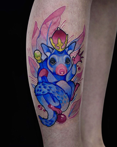 Тату лемур на ноге