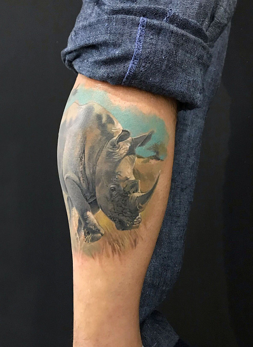 Тату носорог на ноге