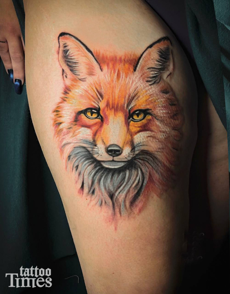 Тату  рыжая лисица на ноге