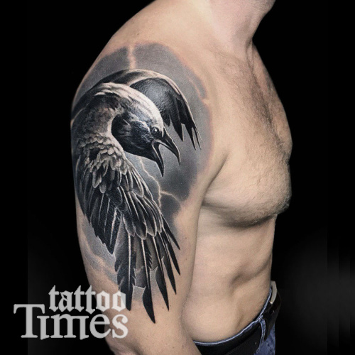 Тату ворон на плече