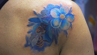 Татуировка "Пчела с цветком"