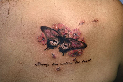 Татуировка бабочка с надписью