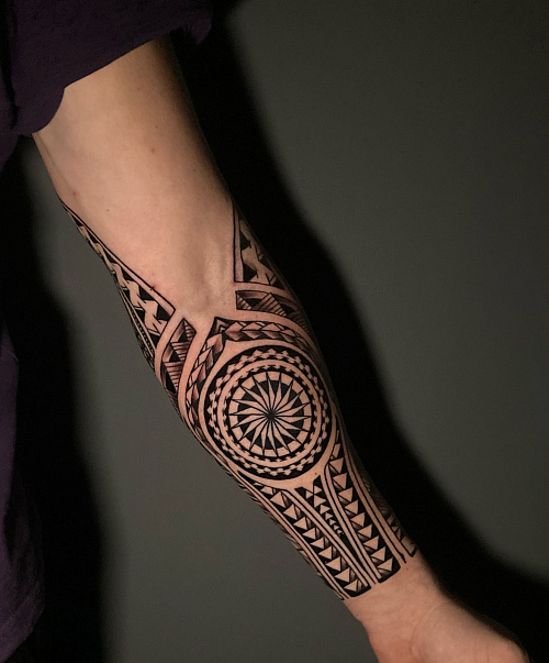 Тату орнамент полинезия на руке
