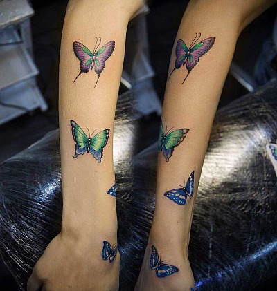 Татуировка бабочки на руках