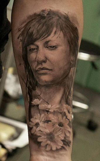 Татуировка портрет с цветами