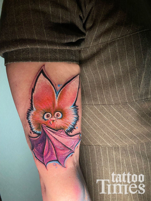 Тату летучая мышь на руке