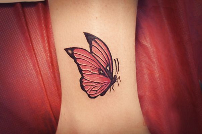 татуировка красная бабочка