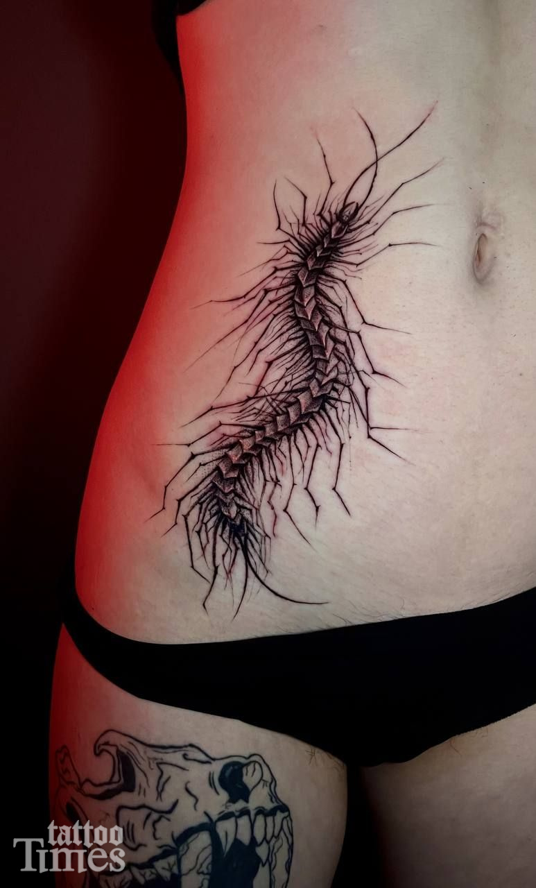 Тату сколопендра на боку