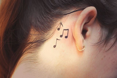 татуировка за ухом нот