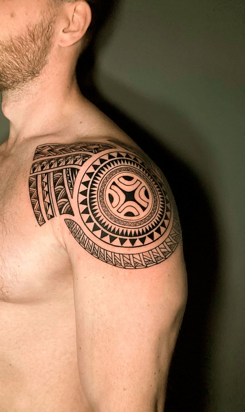 Тату в стиле  полинезия на плече