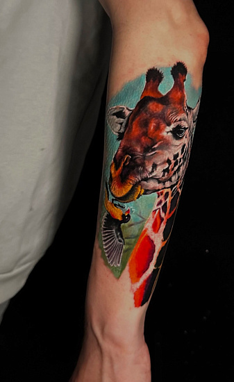 Тату жираф на руке