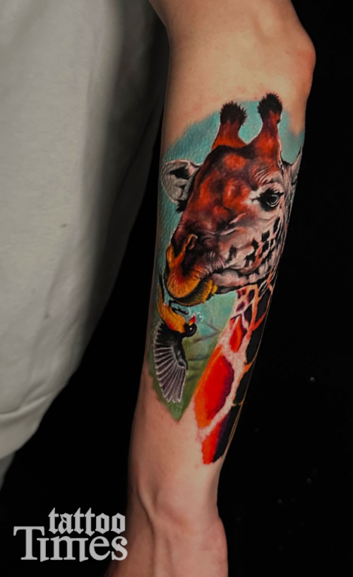 Тату жираф на руке