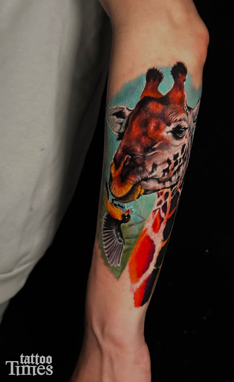Тату жираф на руке