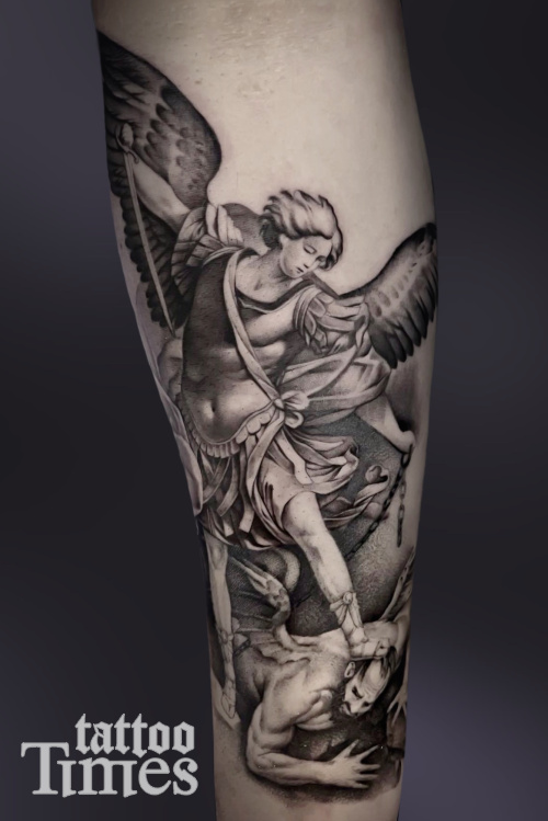 Тату Исаак борется с демоном