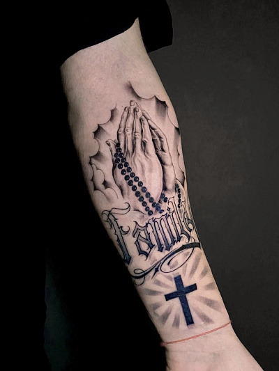 Тату крест и молящиеся руки
