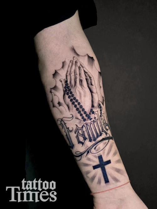 Тату крест и молящиеся руки