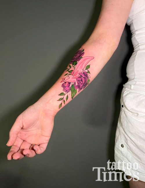 Тату аксолотль и пионы