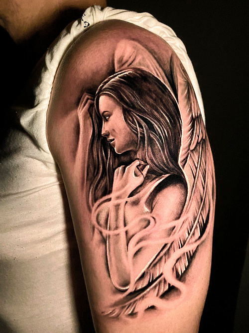 Тату ангел на плече