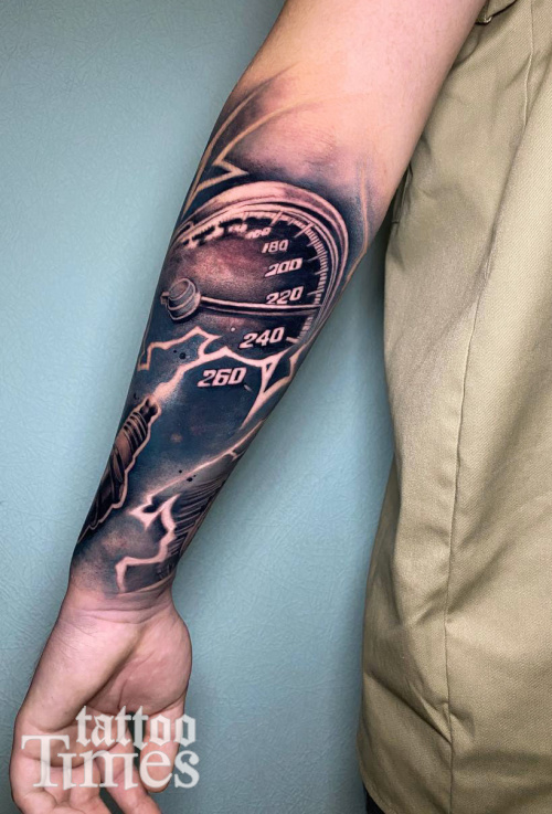 Тату спидометр на руке
