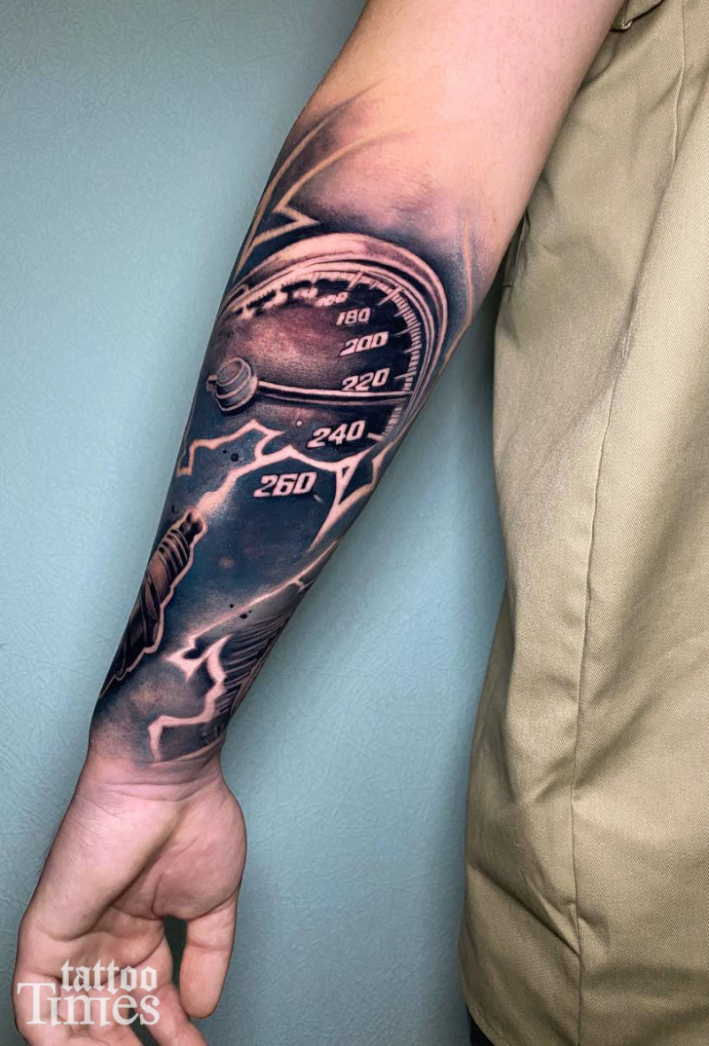 Тату спидометр на руке