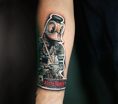 Тату Дональд Дак и надпись ass destroyer