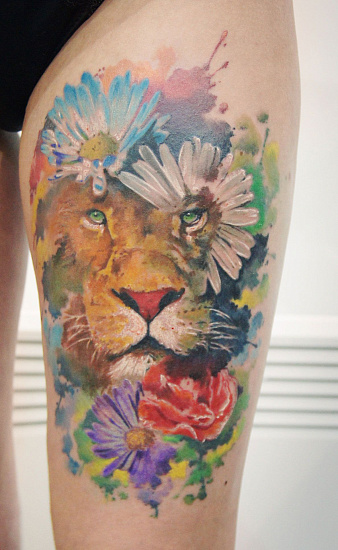 Татуировка лев с цветами