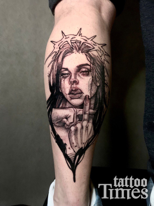 Тату девушка в терновом венке
