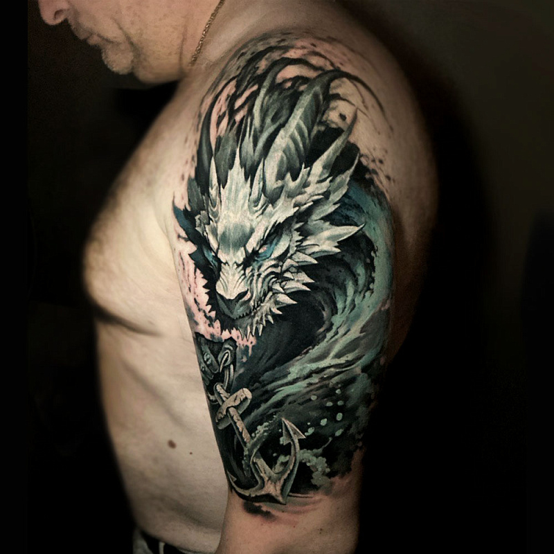 Татуировка с драконом на плече
