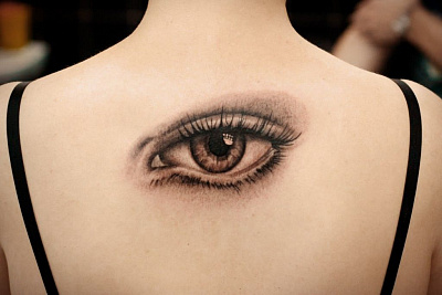 Татуировка глаз на спине