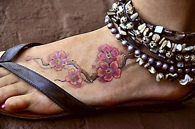 Татуировка Цветы сакуры на ноге
