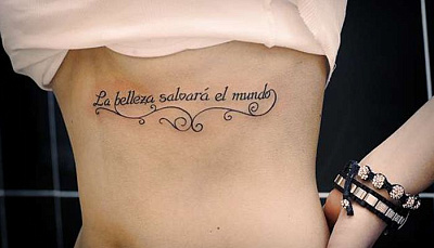 Татуировка надпись на боку