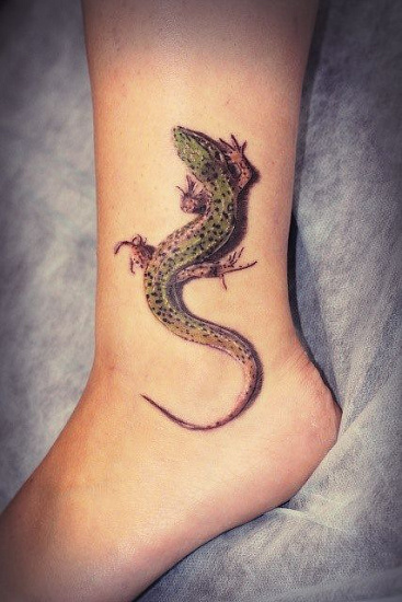 Небольшая татуировка ящерица