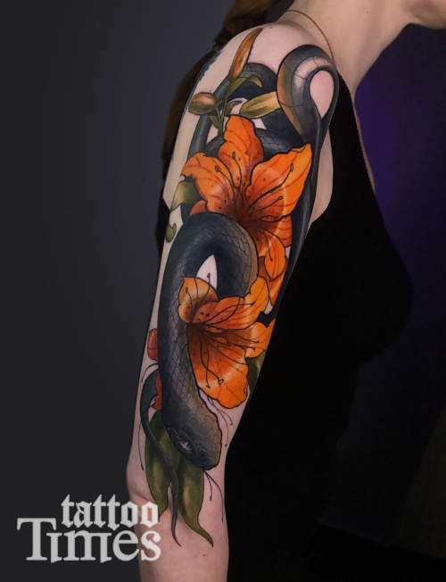 Тату змея и лилии