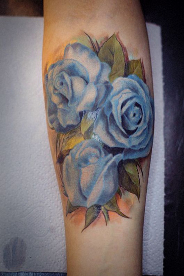 Татуировка голубые розы
