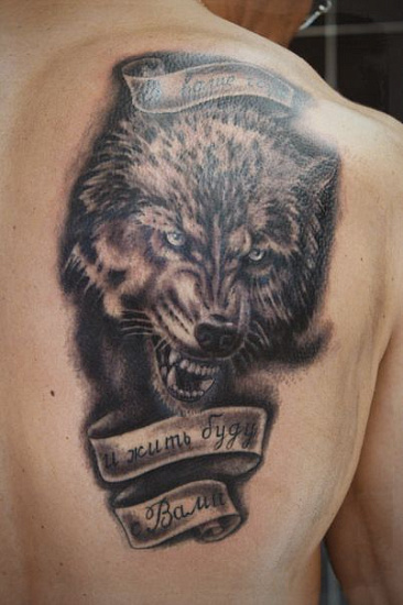 Татуировка волк с надписью