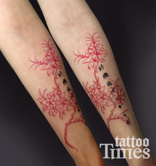 Тату веточка сакуры и иероглифы