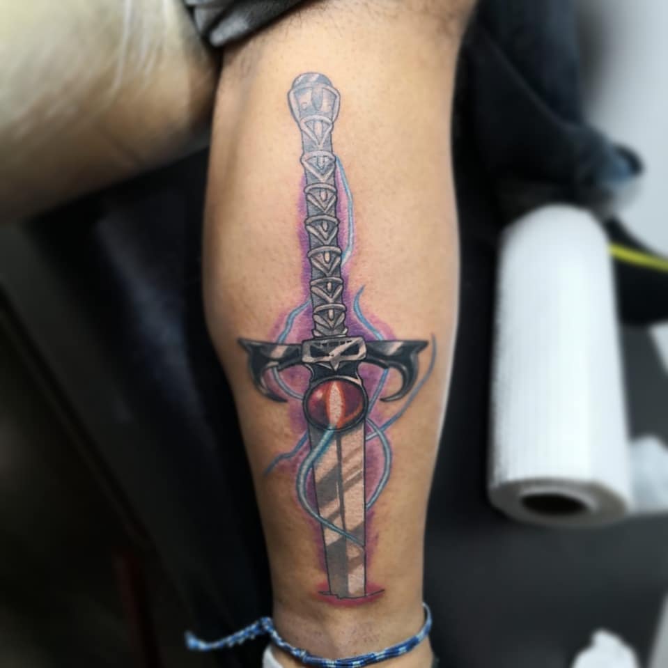 Значение меча обвитого змеей в татуировках