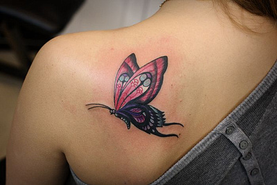 Маленькая татуировка лиловой бабочки