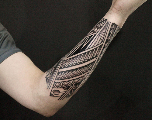 Тату узоры полинезия на руке