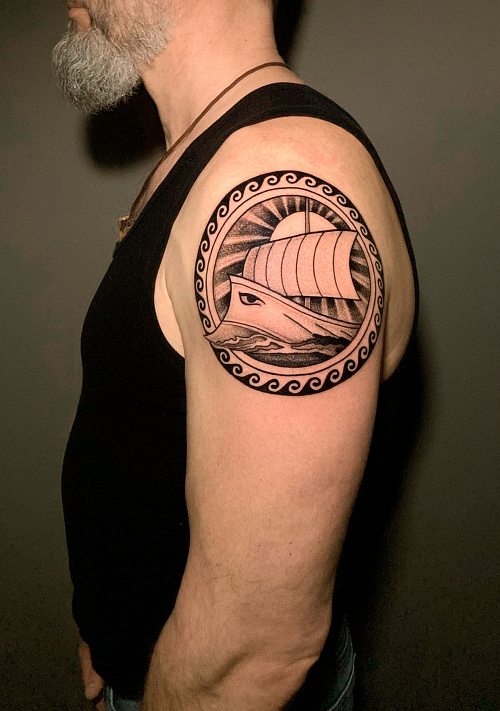 Тату ладья на плече