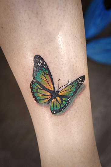 Маленькая татуировка желто-зеленая бабочка
