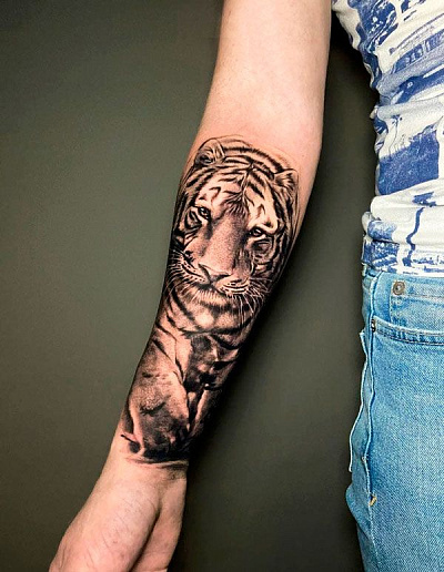 Татуировка тигр на предплечье