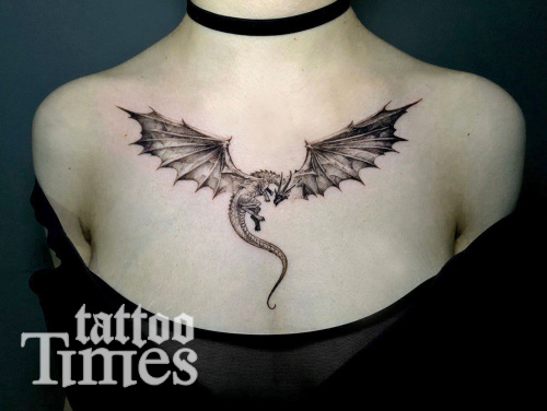 Татуировка дракон на груди