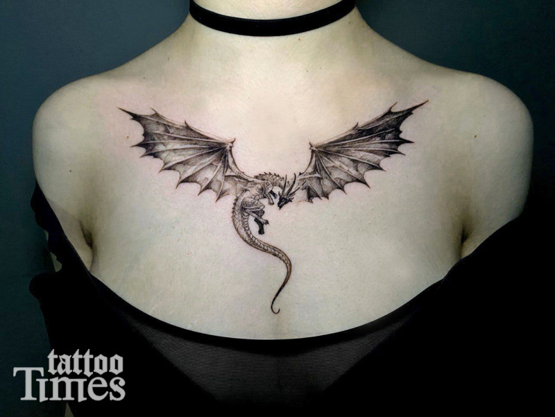 Татуировка дракон на груди