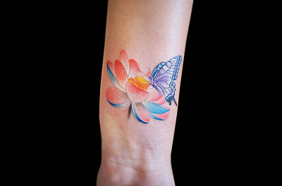 Татуировка на запястье лотоса и бабочки