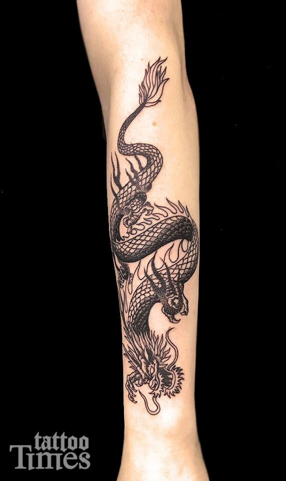 Татуировка дракон на предплечье