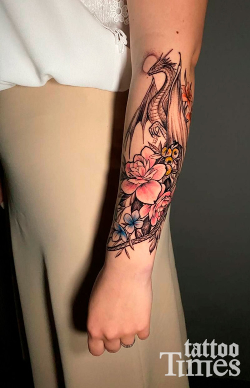 Тату дракон с цветами на руке