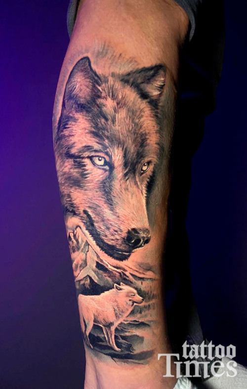 Тату волки на ноге