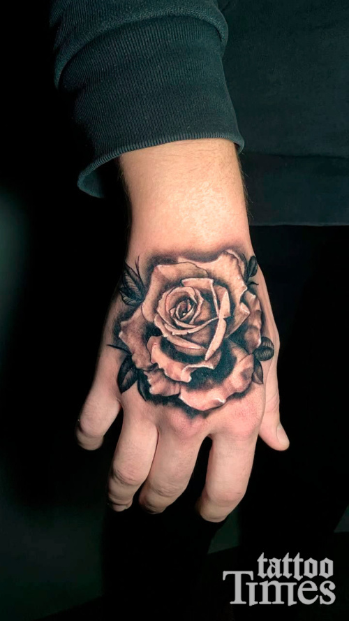 Тату роза на кисти