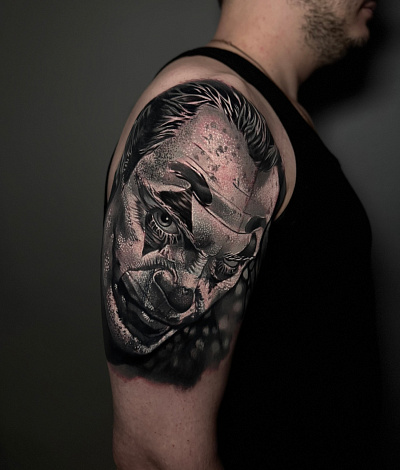 Тату портрет Джокера на плече